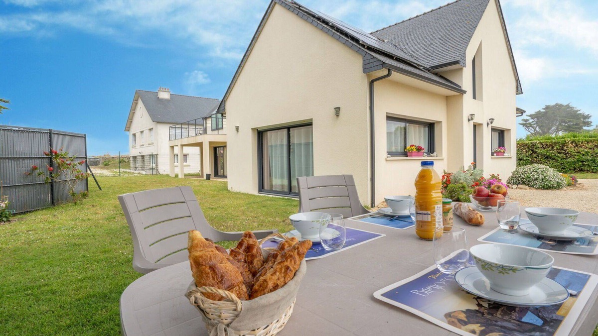 Brignogan-Plage Apartment | Nice apartment for 4 people with WIFI, TV and patio