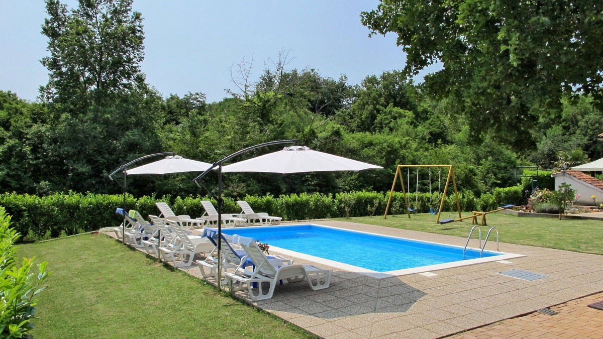 Sveti Vid Dobrinjski Apartment | Nice apartment for 4 guests with A/C, WIFI, pool, TV, patio and pets allowed