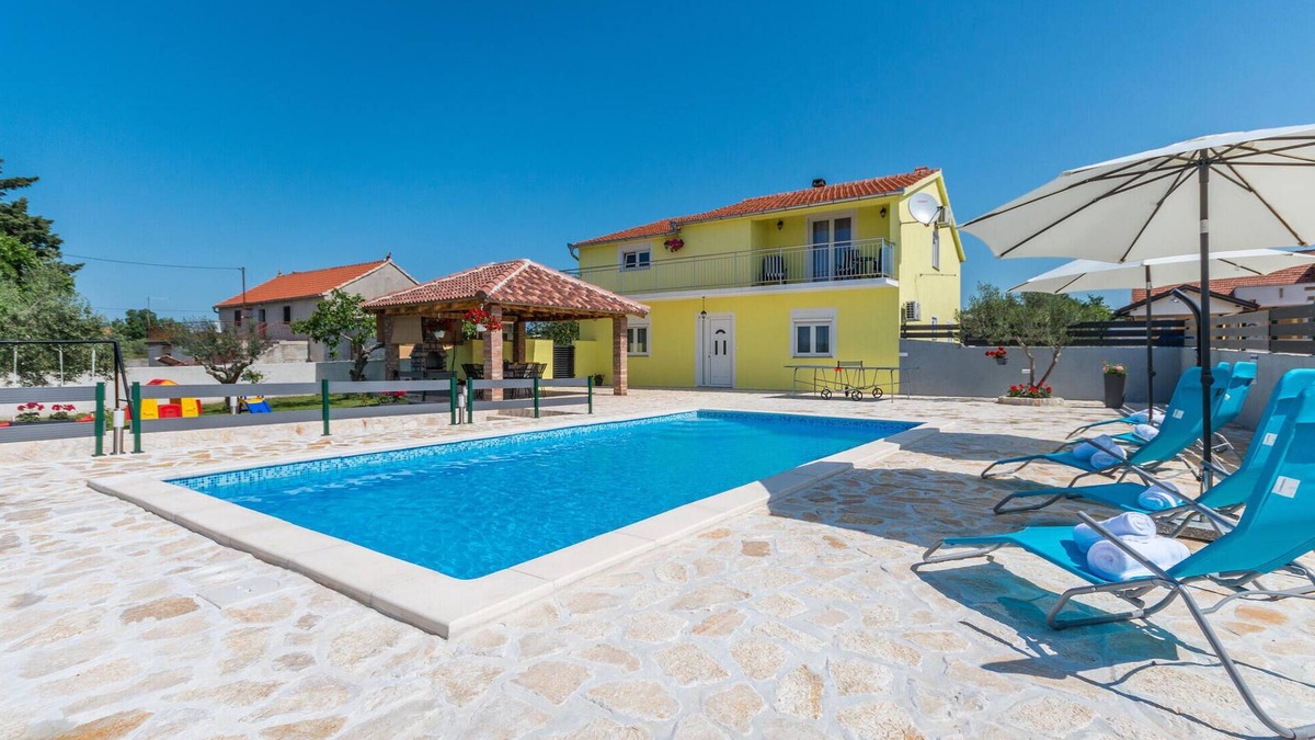 Sveti Filip i Jakov Apartment | Nice apartment in Gornje Rastane