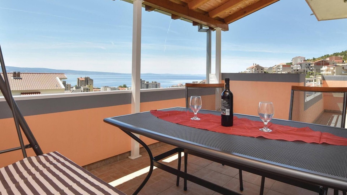 Dugi Rat Apartment | Nice apartment in Dugi Rat with WiFi