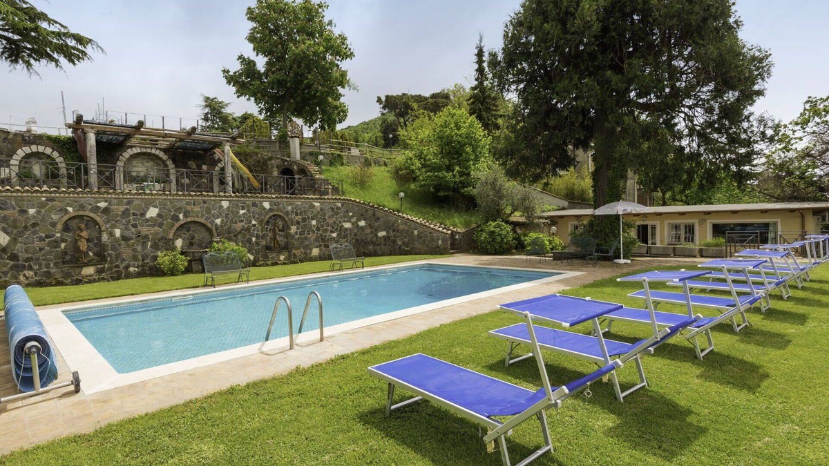Rocca di Papa Villa | Nice apartment in villa for 13 people with WIFI, private pool, A/C, TV and patio
