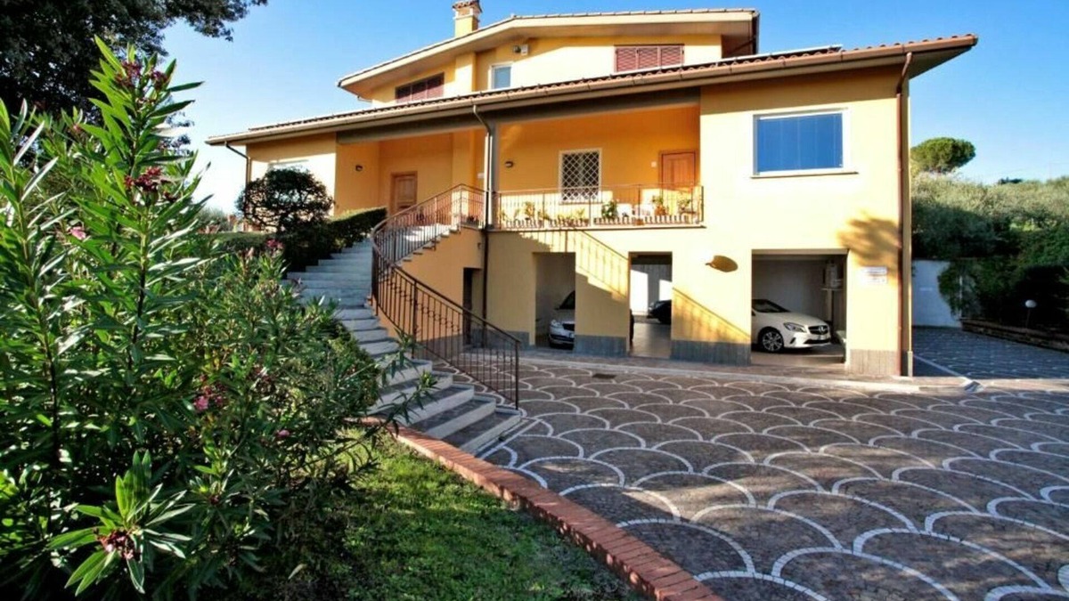 Santa Lucia Villa | Nice apartment in villa for 4 guests with WIFI, TV and parking, close to Rome