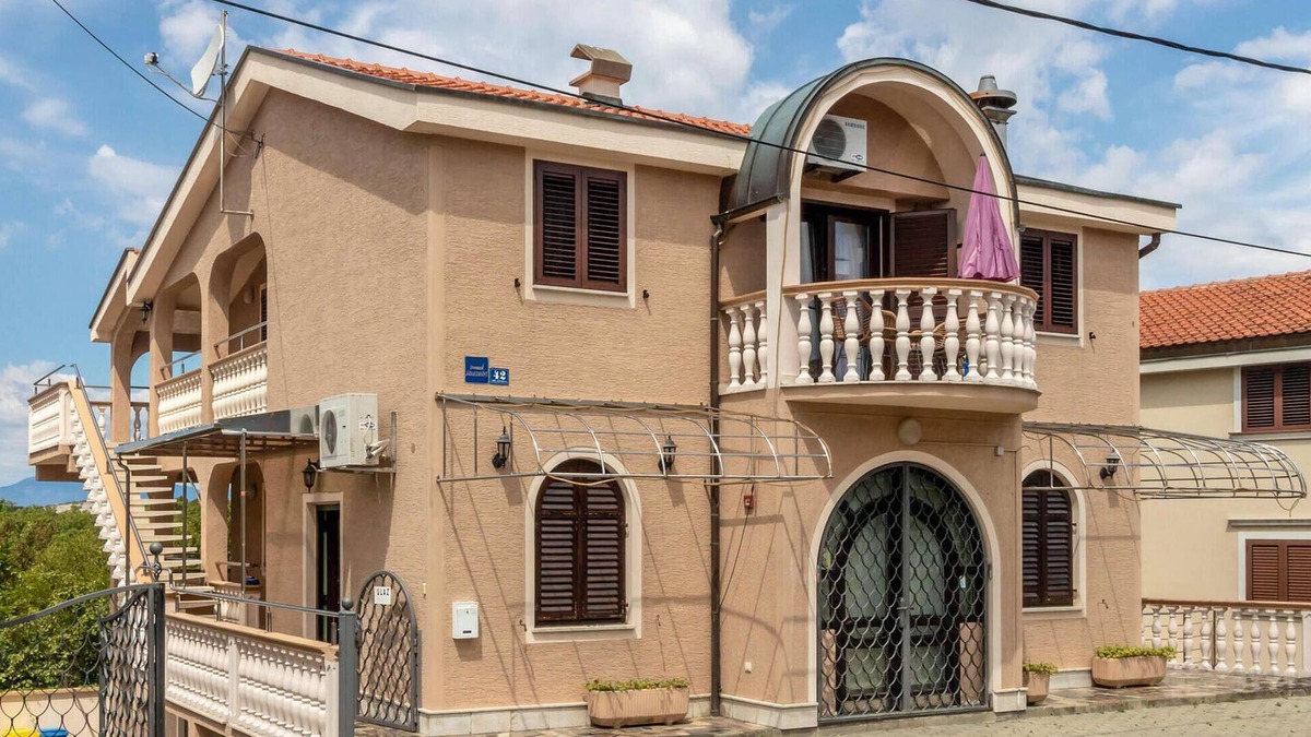 Jadranovo Apartment | Nice apartment in Jadranovo with WiFi