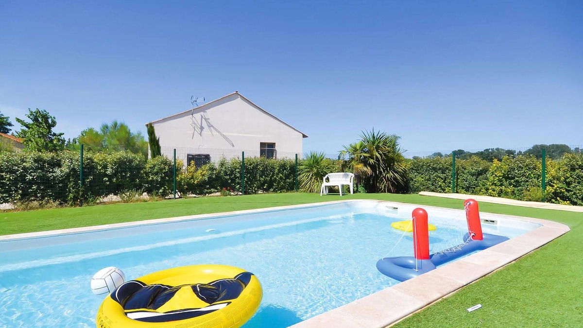 Le Sambuc Apartment | Nice apartment in Le Sambuc with WiFi