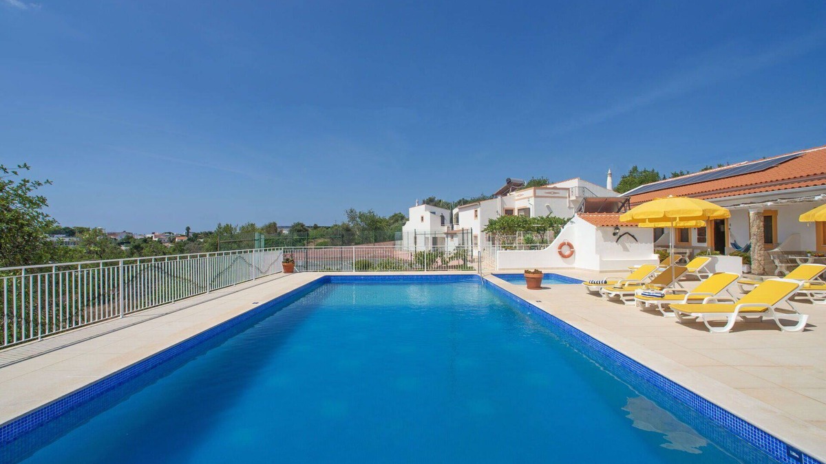 Mem Moniz House | Nice apartment in villa for 3 guests with WIFI, A/C, pool, TV and terrace