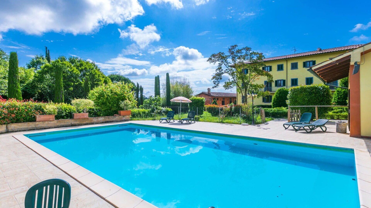 Fucecchio Villa | Nice apartment in villa for 10 people with WIFI, private pool, hot tub, A/C, TV and pets allowed