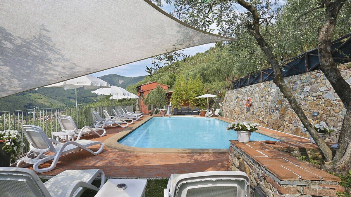 Cascine-La Croce Villa | Nice apartment in villa for 6 people with WIFI, pool, TV, patio and pets allowed