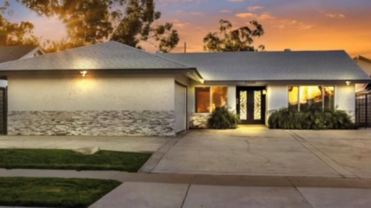 Lake Forest House | Nice backyard with pool and outdoor BBQ