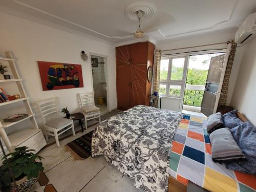 Jangpura House | Nice Bedroom with Private Ensuite Bathroom