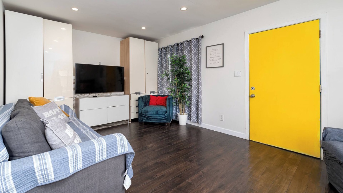 Oakland House | Nice cozy home. free parking on site