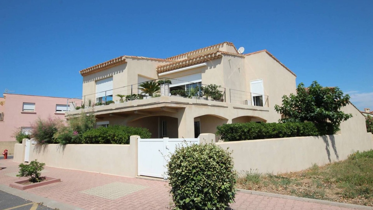 Portiragnes-Plage Apartment | Nice flat with air conditioning for 5 people,south exposed, Wifi, 10m away from the beach of.