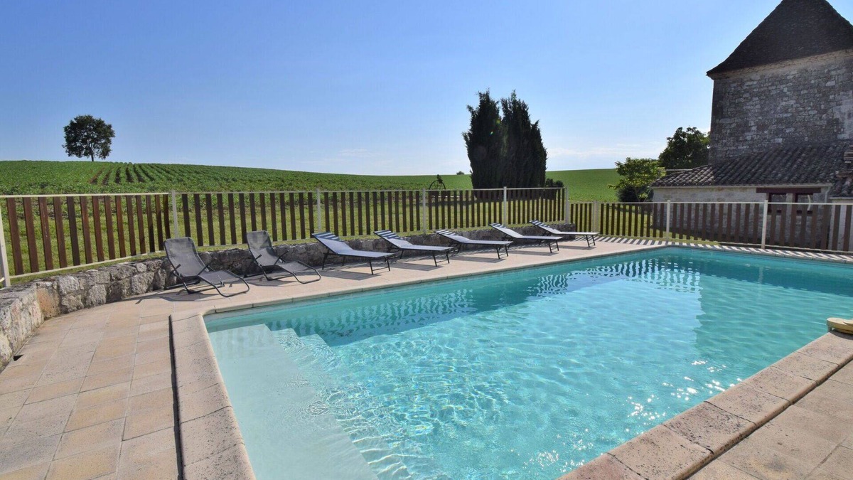 Dondas Villa | Nice apartment in villa for 4 people with pool, TV and terrace