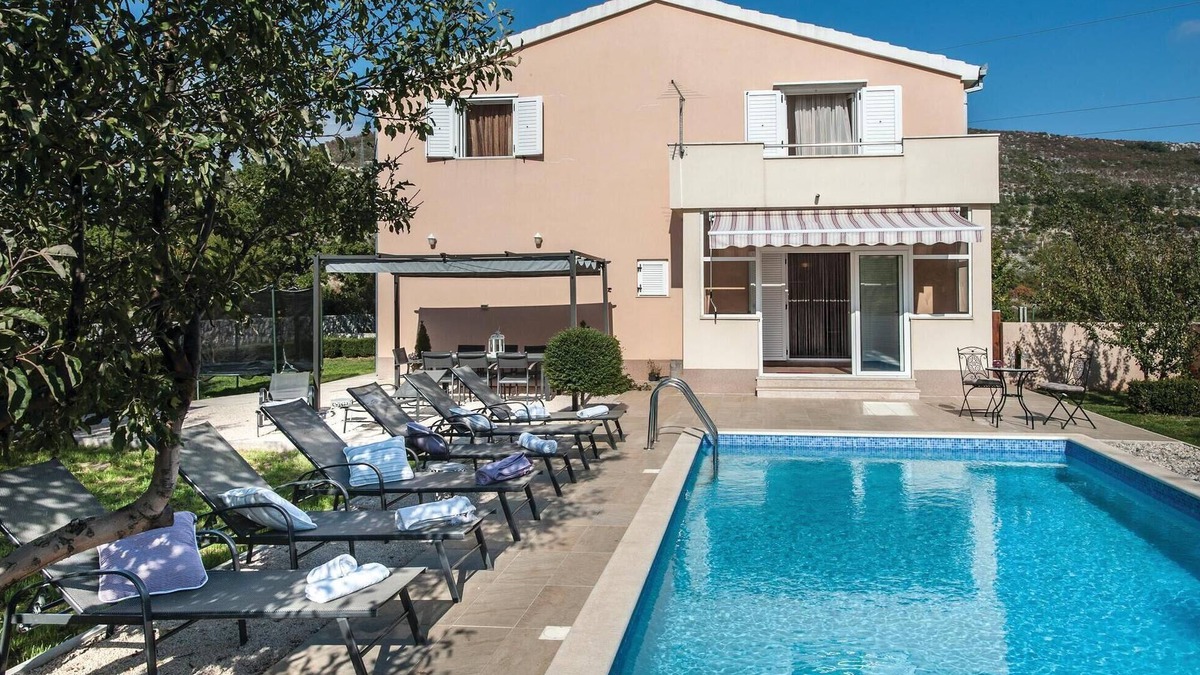 Prugovo House | Nice home in Prugovo with jacuzzi