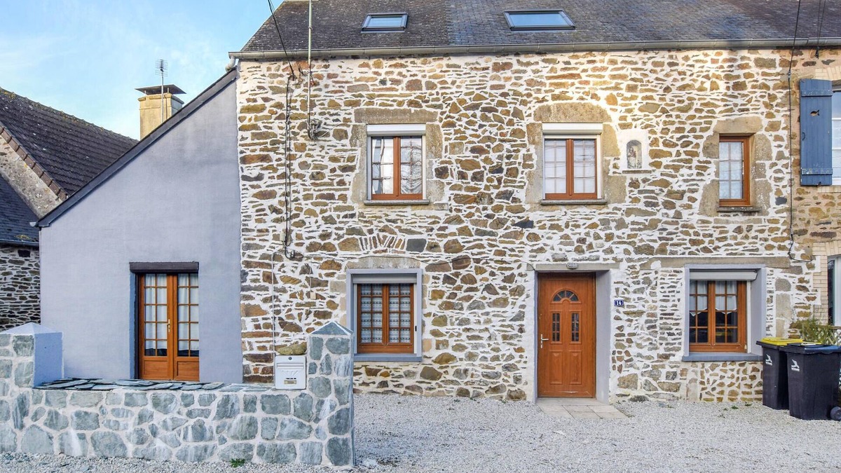 Quettehou House | Nice home in Quettehou with kitchen