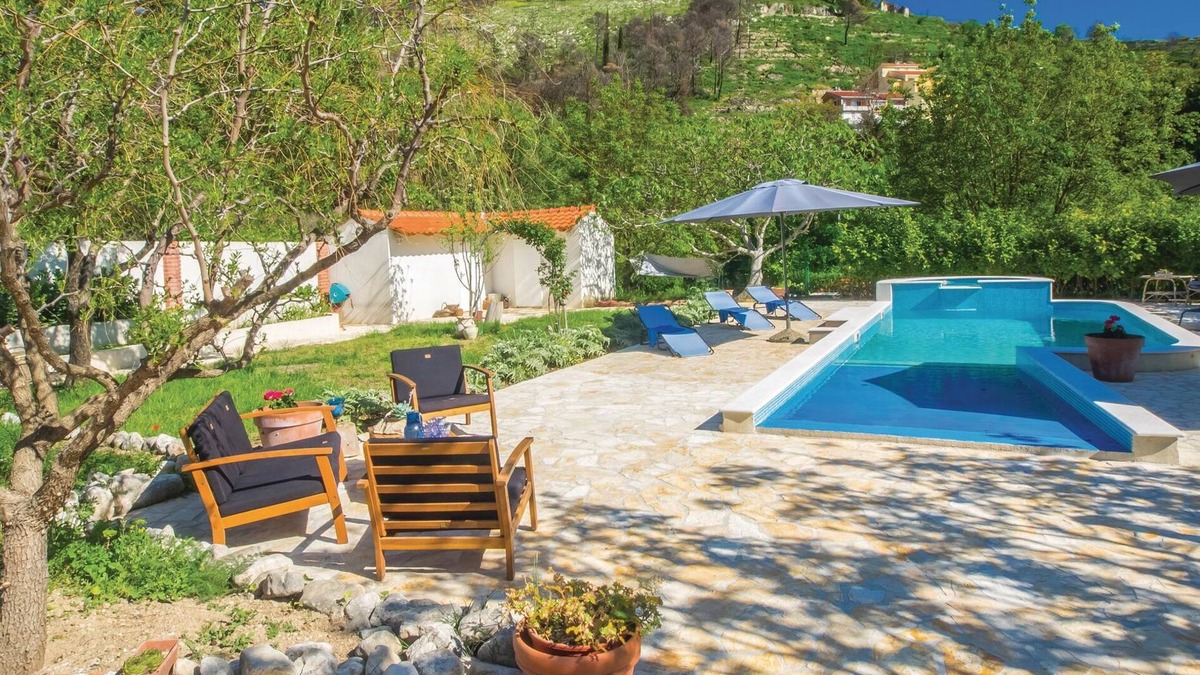 Zrnovnica House | Nice home in Zrnovnica