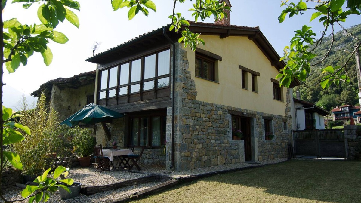 Buelles Cottage | NICE HOUSE WITH GARDEN BETWEEN THE MOUNTAINS AND THE SEA