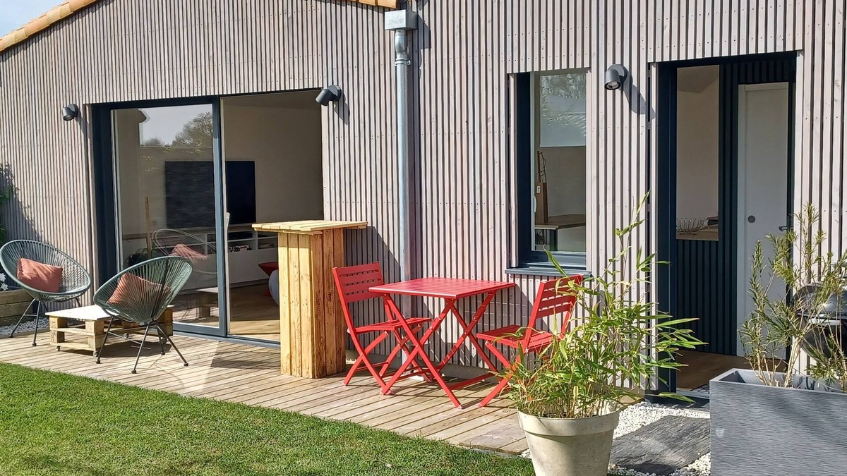 Le Bignon Apartment | Nice outbuilding!