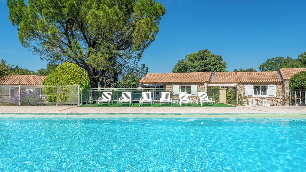 La Roque-sur-Pernes Condo | Nice provencal cottage in a tourist residence