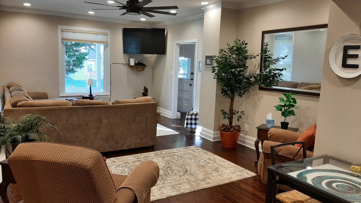 Olathe House | Nice quiet and safe place to stay you will enjoy, nice enclosed porch