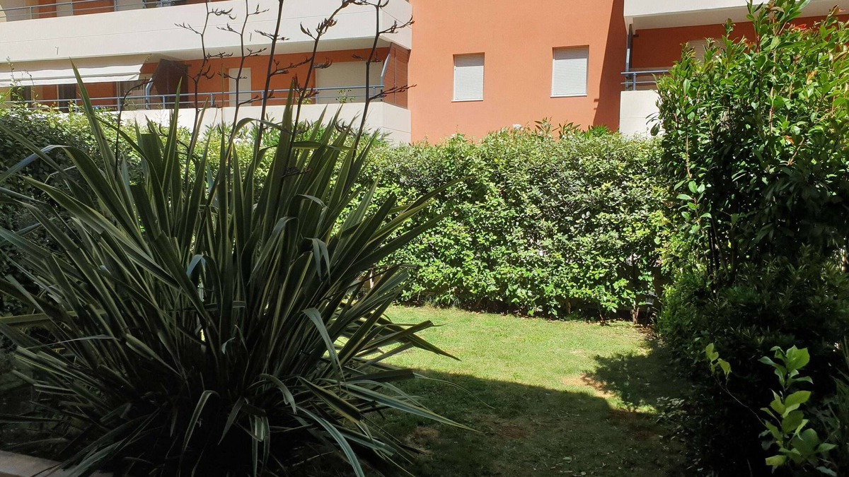 La Ciotat Apartment | Nice T2 near the Port, Private Garden and Terrace, closed garages