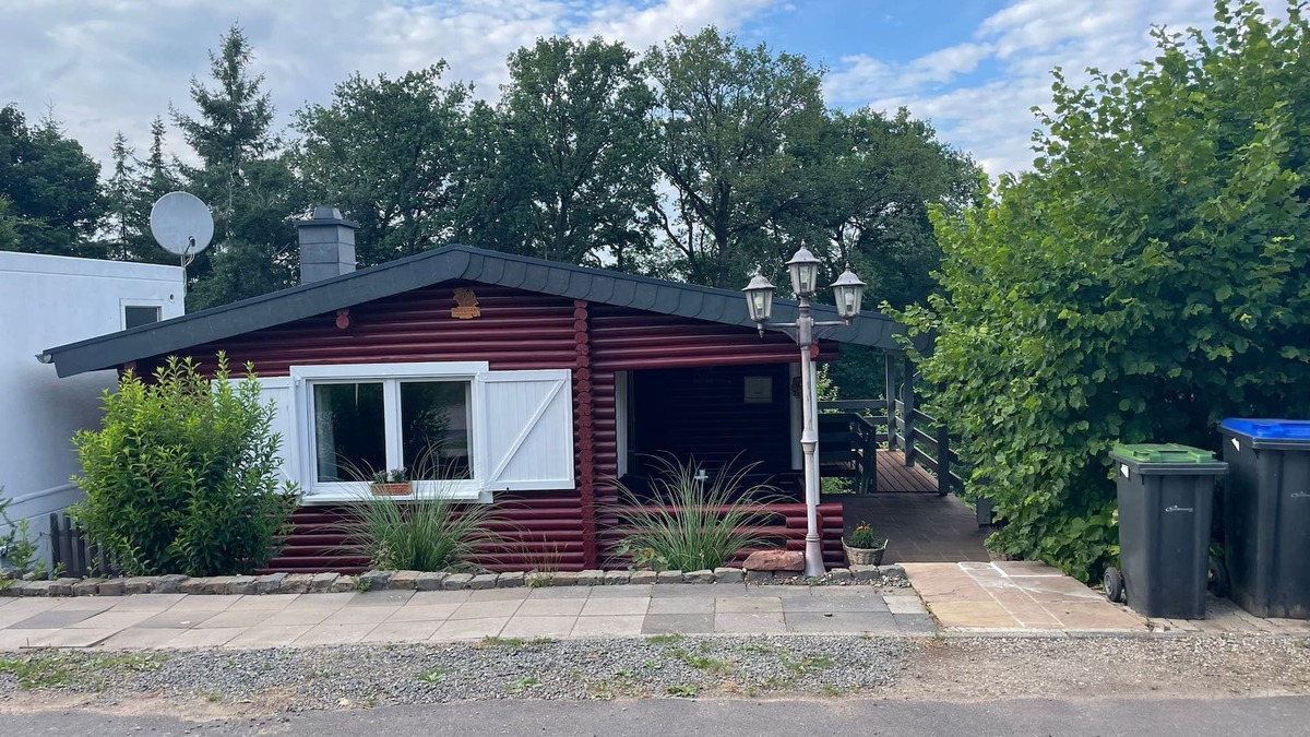 Nideggen Cabin | Nideggen's Schwedenhaus, right next to the forest with great hiking trails and a fireplace.