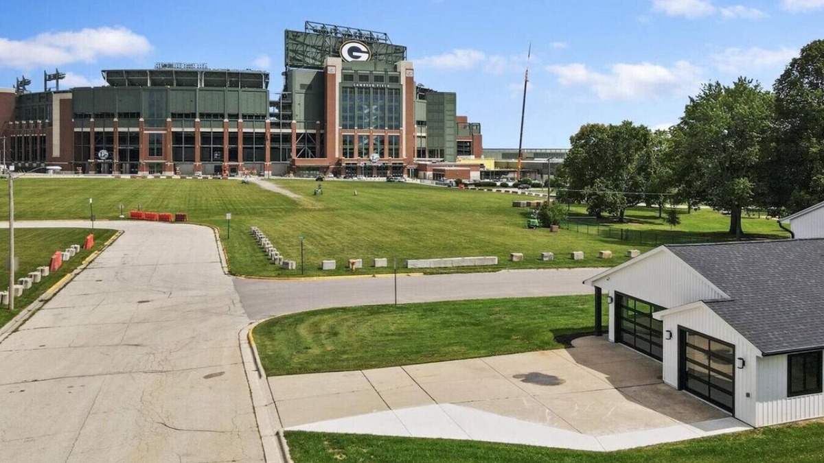 Ashwaubenon House | NineSixFive Fieldhouse | Stadium · Arcades · Luxe