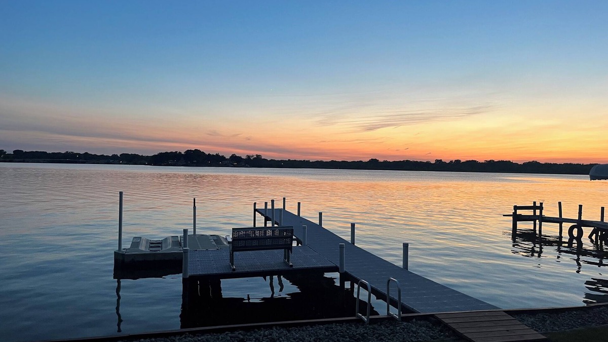 Fox Lake House | Nippersink Lakehouse - Private Pier, Jet Ski ramp and Pet Friendly!