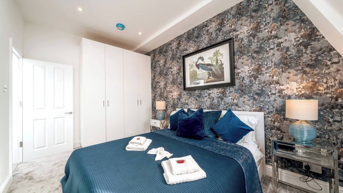 Redcliffe Apartment | Niru Experience Pearl of Ifield Road
