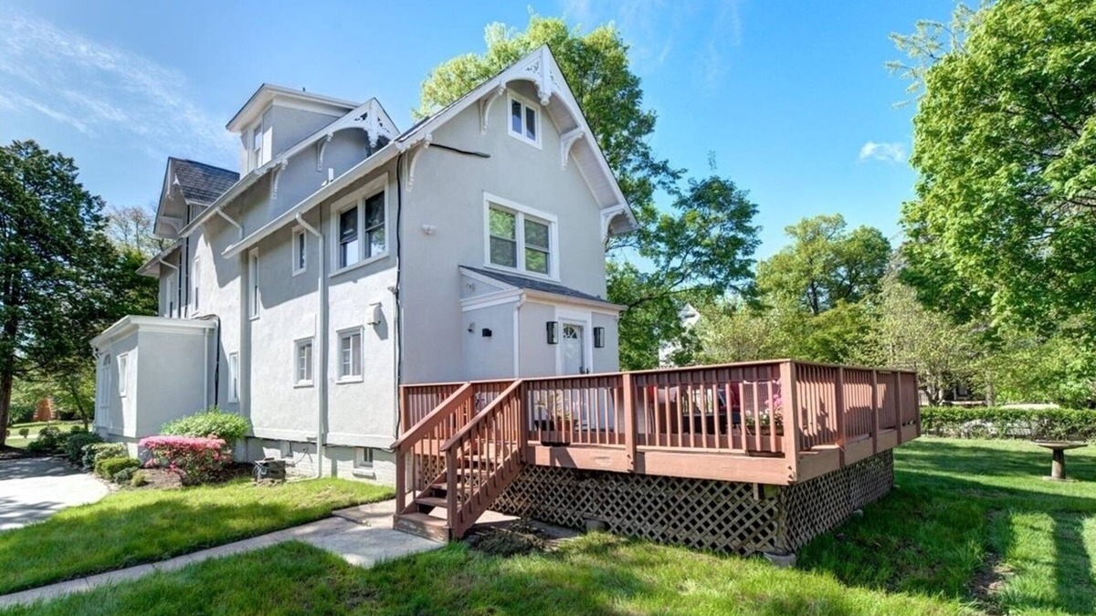 Orange House | NJ Suburban Retreat - Direct train to NYC - Train station half a mile walk!