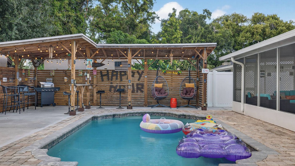Tampa House | nLuxurious 4BR Home w/Private Pool, Gym, and Outdoor Kitchen near Busch Gardens