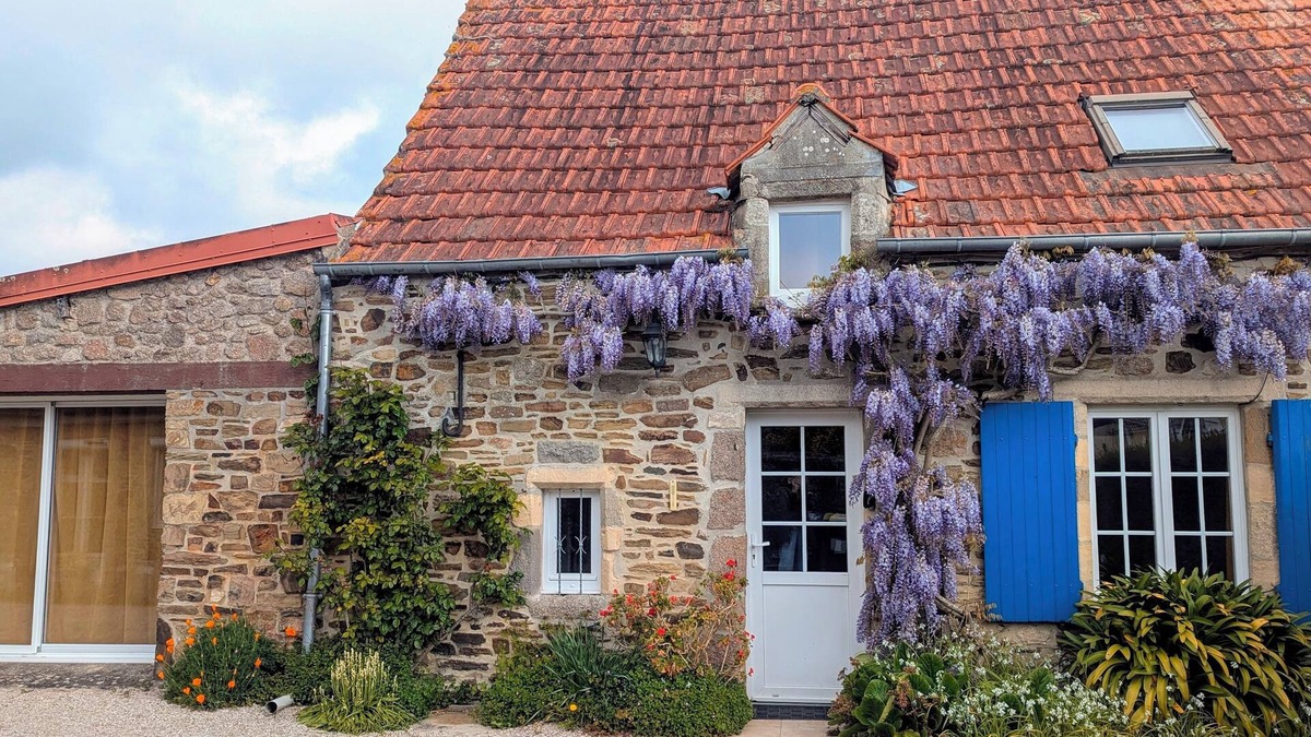 Quettehou House | nNorman stone house, close to the sea and tourist attractions