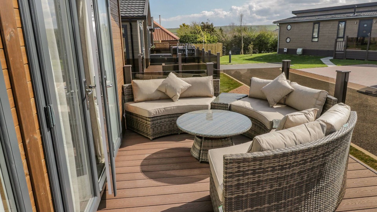 Runswick Bay Cottage | NO. 27 THE CRAB POT, pet friendly, with a garden in Staithes