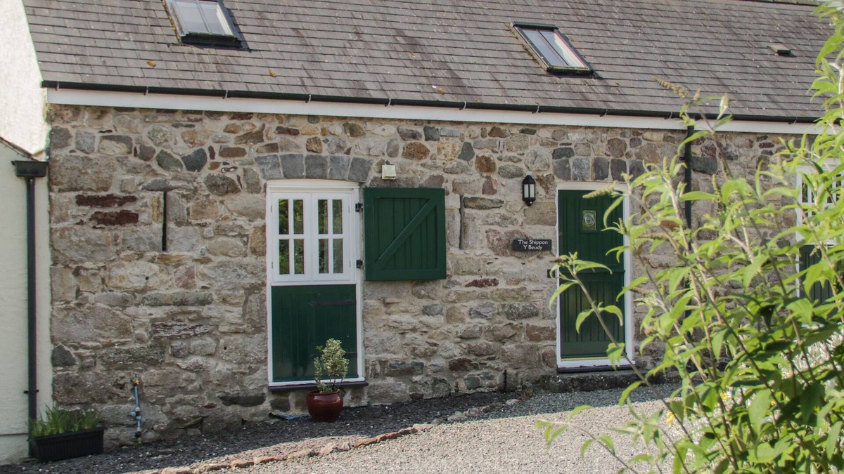 Capel Coch Cottage | NO 4 THE SHIPPON, pet friendly, with open fire in Llannerch-Y-Medd