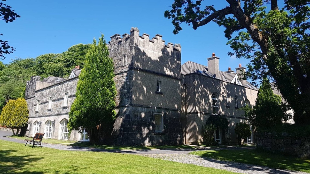 Ballynahinch Cottage | No 8 Old Manor Ballynahinch - sleeps 4 guests in 2 bedrooms