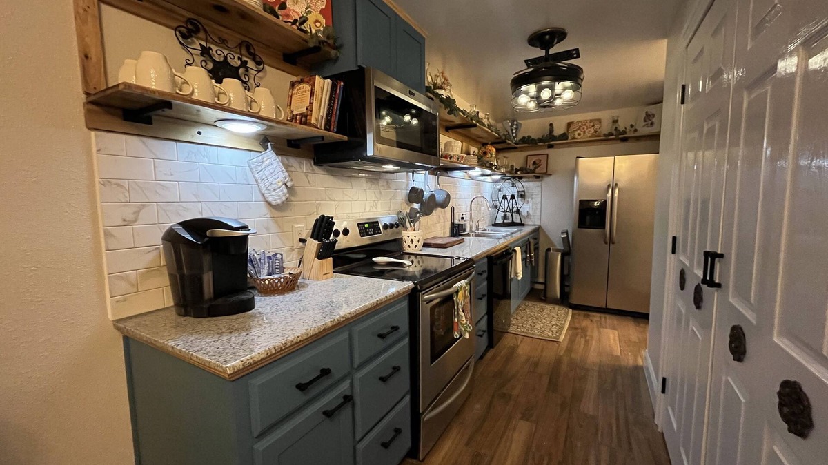 Huntsville Apartment | No chores!/6 guests/⬆️stairs/🦮🐈/WI-FI/24x24 rainshower head