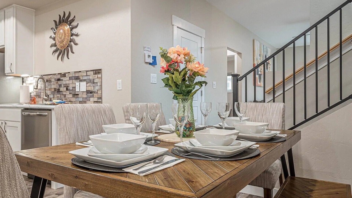 Pear Park House | No chores! King bed.Pet-friendly. Fast Wi-Fi. Dedicated workspace.Outdoor grill.