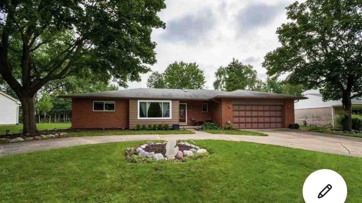 Farmington Hills House | No Cleaning Fee! 2-Bedroom Home with Library Room, 2 living spaces