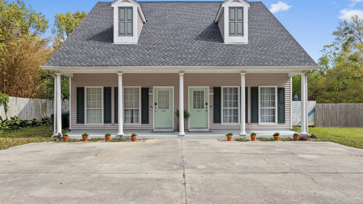 Bay St Louis House | No Cleaning Fee! King Suite. Sleeps 6. 2.5 Baths. 4 blocks to the Beach!
