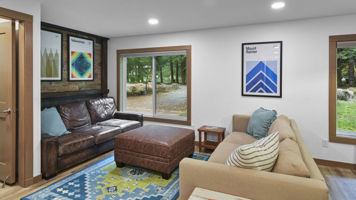 Enumclaw House | No Cleaning Fee! Newly renovated cabin near Mt. Rainier. Sleeps 10!