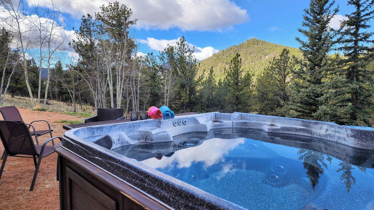 Cripple Creek House | No Cleaning Fees, Spacious & Secluded Mountain Home, Pikes Peak Views, Hot Tub!