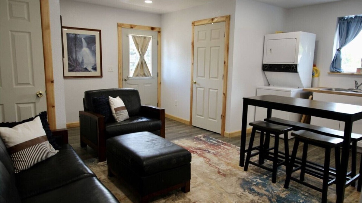 Hulett Apartment | No cleaning or pet fees-Cozy apartment in town