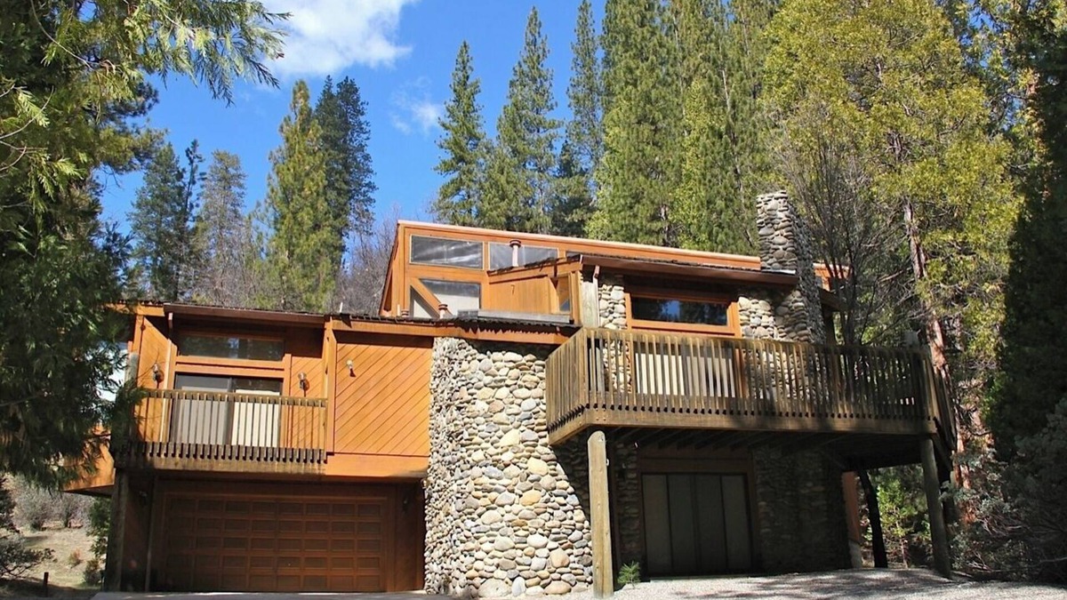 North Wawona House | NO PARK RESERVATIONS NEEDED! INSIDE YOSEMITE PK FRANK LLOYD WRIGHT INSPIRED HOME