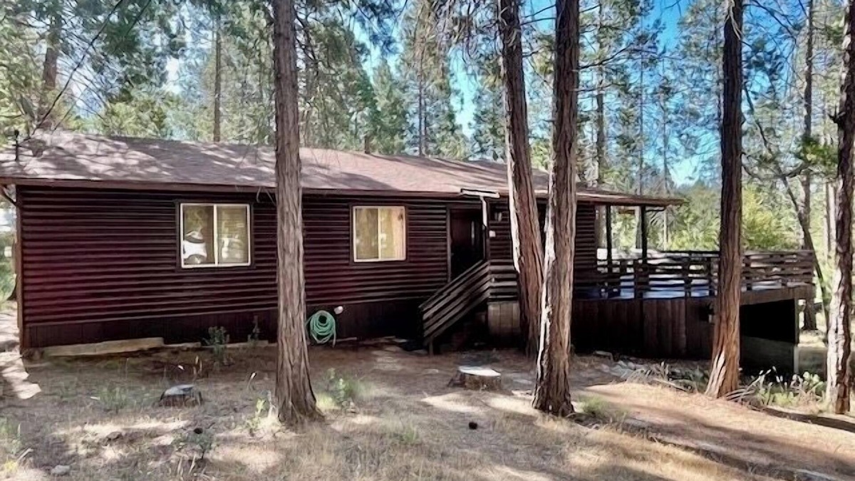 North Wawona House | NO PARK RESERVATIONS NEEDED! INSIDE THE PARK! A/C, HUGE DECK, ROCK FIREPLACE!