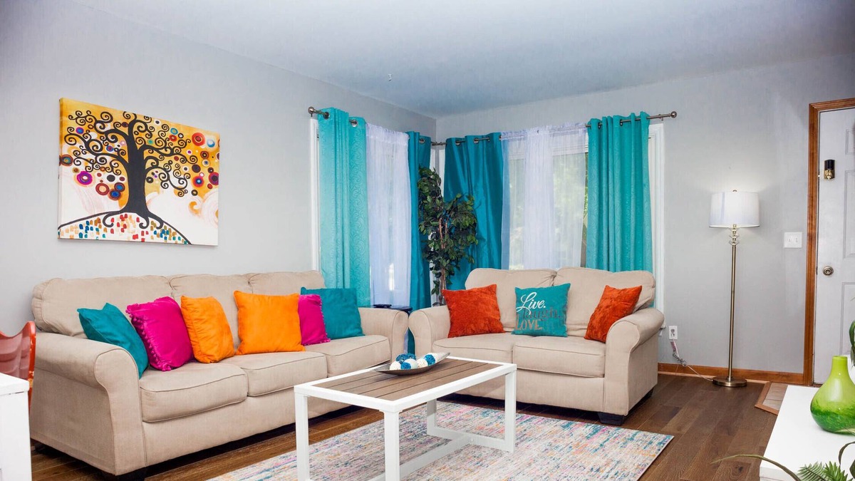 Boulder Hill House | No Stairs PetFriendly Big Fenced Yard 3 bedroom single family home Disney+