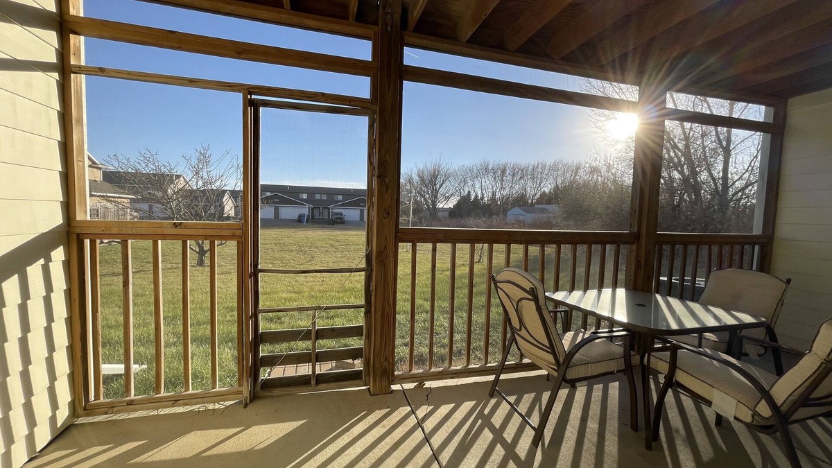 Tea House | NO STEPS w/attached garage and screened in patio, NO sales tax with 28 day stay!