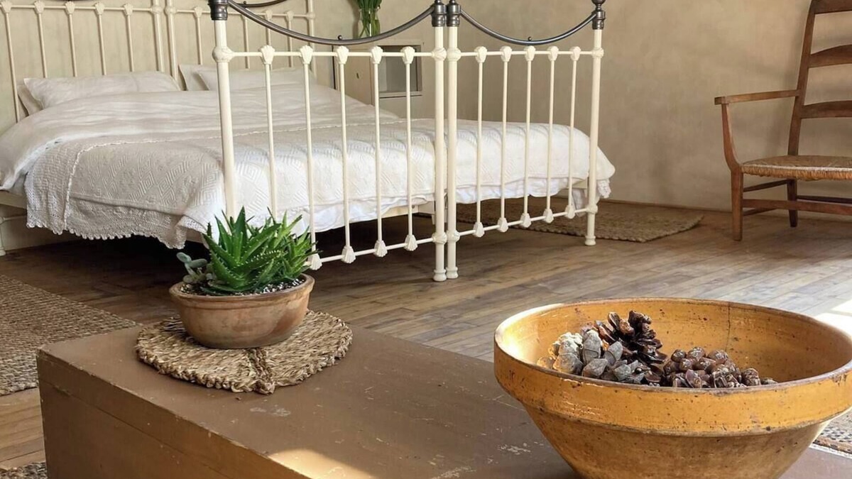 Mansle Bed & Breakfast | No12 is a unique, riverside boutique B&B. Rm2