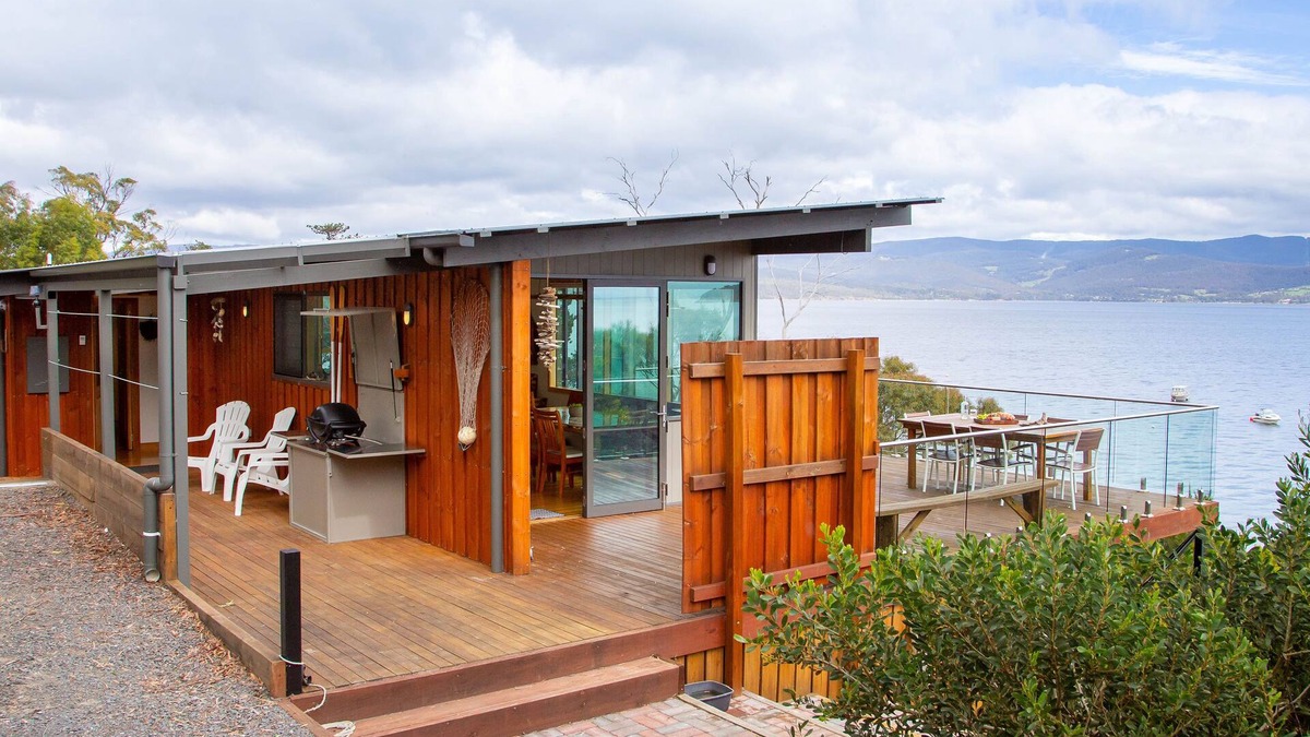 Dennes Point House | No41 Dennes Point -Beach holiday home