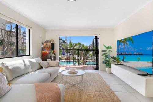 Mermaid Beach Apartment | Nobby's Arcade - Views Games and Vibes