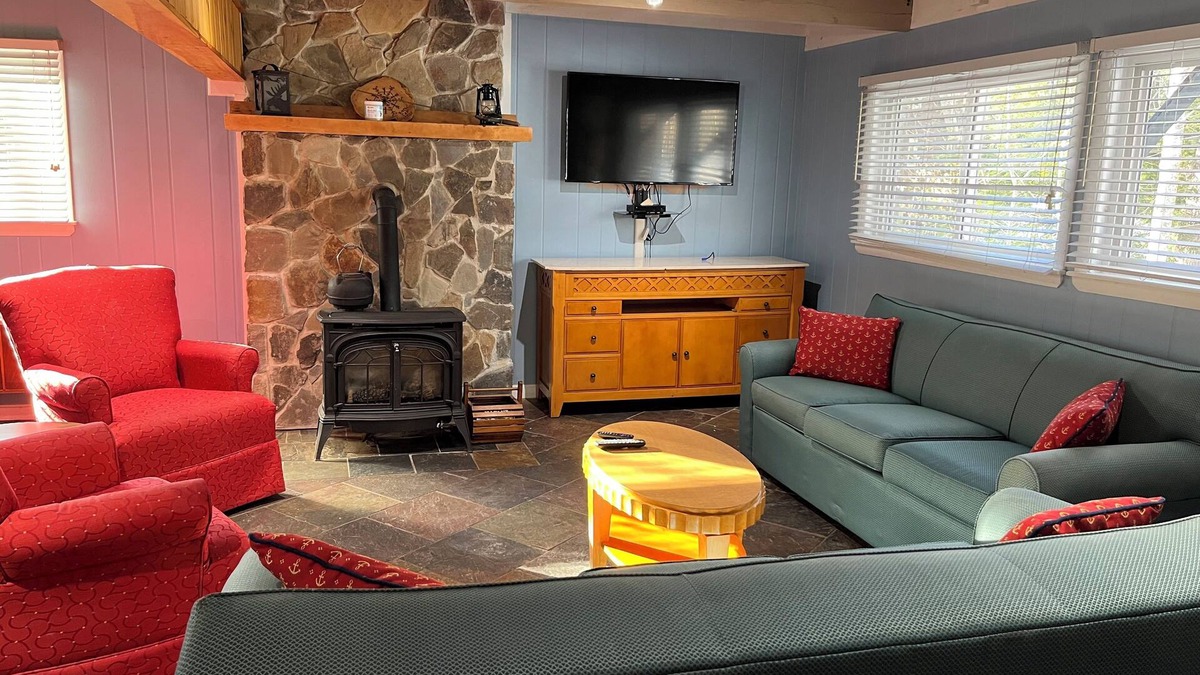 North Conway House | NoCo Spacious Fido Friendly Sleeps 19 Hot Tub Game Room