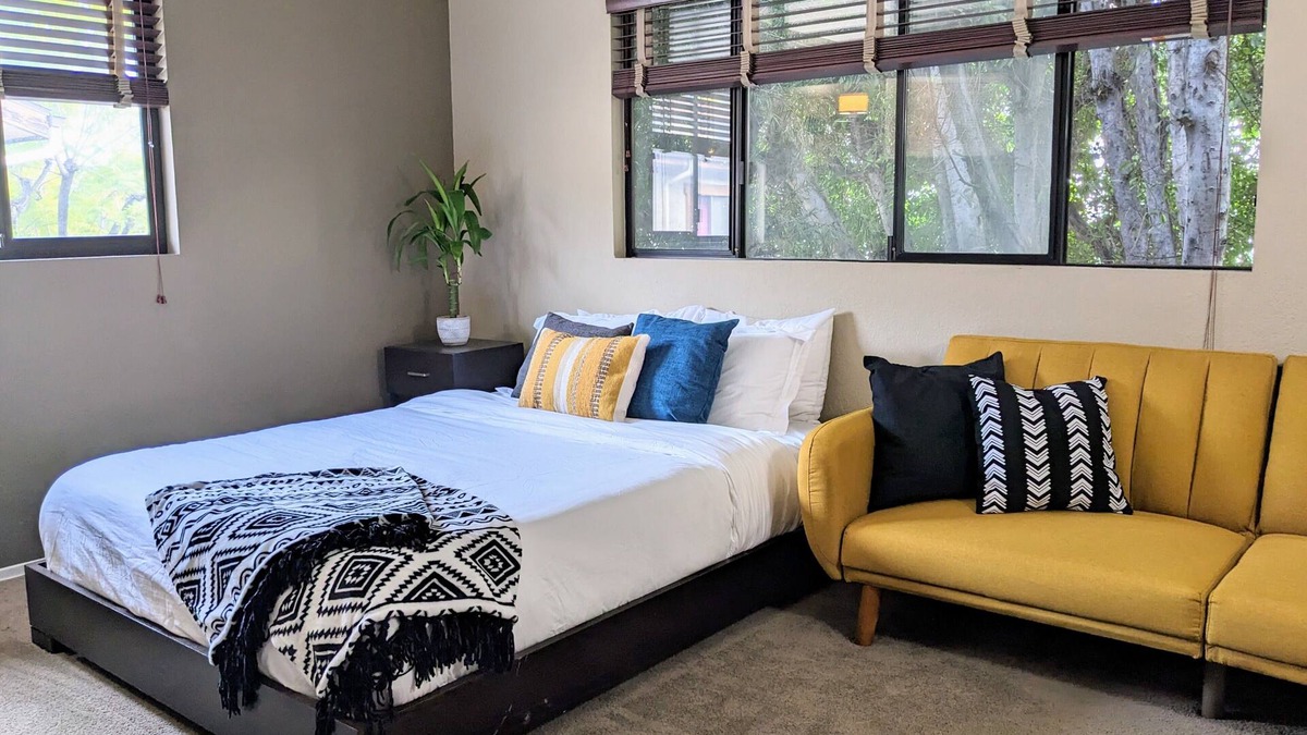 Valley Glen House | NoHo & Universal Studios Home 2 BR/2.5 BA